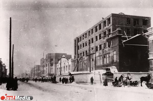 От портерной с алкоголем на вынос через модерновый «Проводникъ» с орлами к безликой конторской четырехэтажке. История здания на Малышева, 29  в Екатеринбурге  - Фото 8