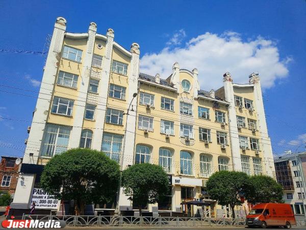 От портерной с алкоголем на вынос через модерновый «Проводникъ» с орлами к безликой конторской четырехэтажке. История здания на Малышева, 29  в Екатеринбурге  - Фото 13