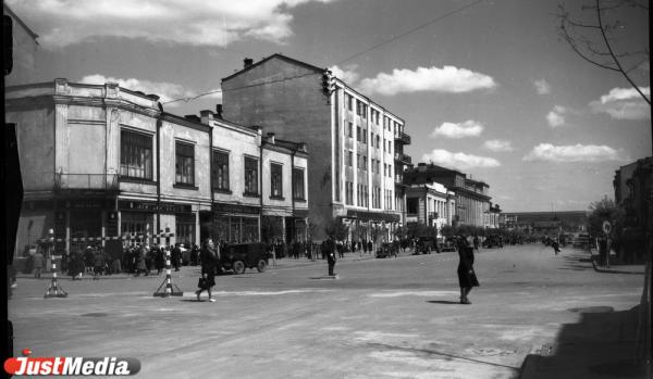 От портерной с алкоголем на вынос через модерновый «Проводникъ» с орлами к безликой конторской четырехэтажке. История здания на Малышева, 29  в Екатеринбурге  - Фото 11