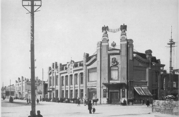 От портерной с алкоголем на вынос через модерновый «Проводникъ» с орлами к безликой конторской четырехэтажке. История здания на Малышева, 29  в Екатеринбурге  - Фото 4