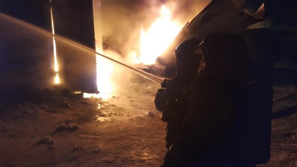 В Екатеринбурге ночью во время сильного пожара на складе со вторсырьем рухнула крыша - Фото 2