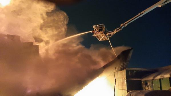 В Екатеринбурге ночью во время сильного пожара на складе со вторсырьем рухнула крыша - Фото 3