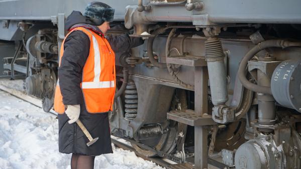 Женщины-помощники машинистов начали работать на Свердловской магистрали - Фото 4