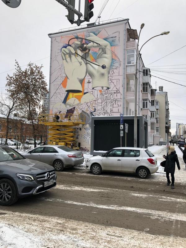 На фасаде пятиэтажки в центре Екатеринбурга появились огромные руки с ядром атома - Фото 3