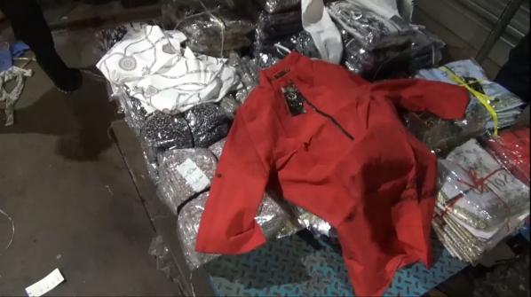 В Екатеринбург из Кыргызской Республики пытались провезти полтонны немаркированных блузок и курток - Фото 2