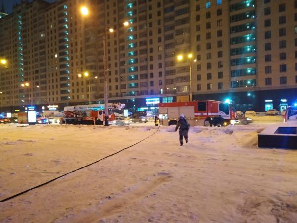 В центре Екатеринбурга в высотке на девяти этажах горят электрощитки - Фото 3