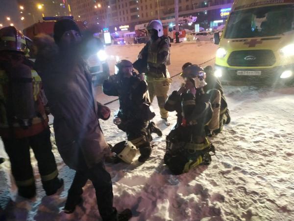 В центре Екатеринбурга в высотке на девяти этажах горят электрощитки - Фото 4