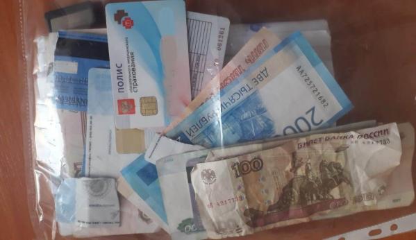 В Кольцово у пассажирки украли рюкзак с деньгами и дорогим телефоном - Фото 2