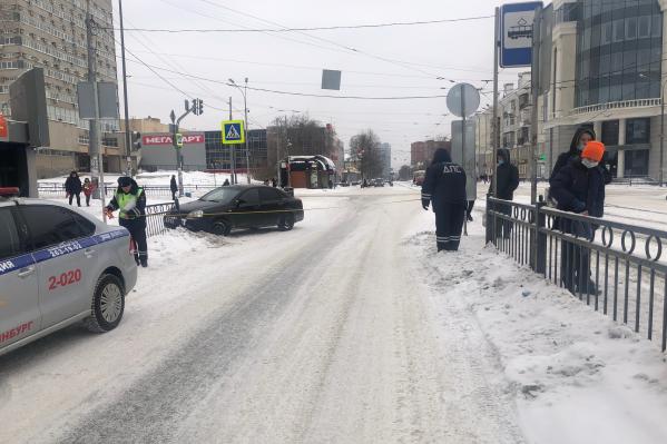 В центре Екатеринбурга Chevrolet сбил девочку на пешеходном переходе - Фото 2