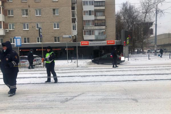 В центре Екатеринбурга Chevrolet сбил девочку на пешеходном переходе - Фото 3