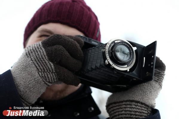 Историк Василий Запарий: «Потеплело, поэтому я решил поснимать на пленку, она красиво нарисует то, что мы видим». В Екатеринбурге -3 градуса - Фото 6