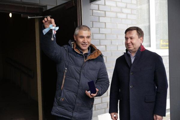 Многодетная семья из Большого Истока, потерявшая в пожаре дом, переехала в новое жилье - Фото 2