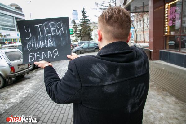 «У меня спина белая». Стендап-комик в День смеха пристает к жителям Екатеринбурга - Фото 6