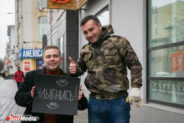 «У меня спина белая». Стендап-комик в День смеха пристает к жителям Екатеринбурга - Фото 7