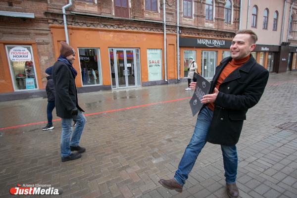 «У меня спина белая». Стендап-комик в День смеха пристает к жителям Екатеринбурга - Фото 8