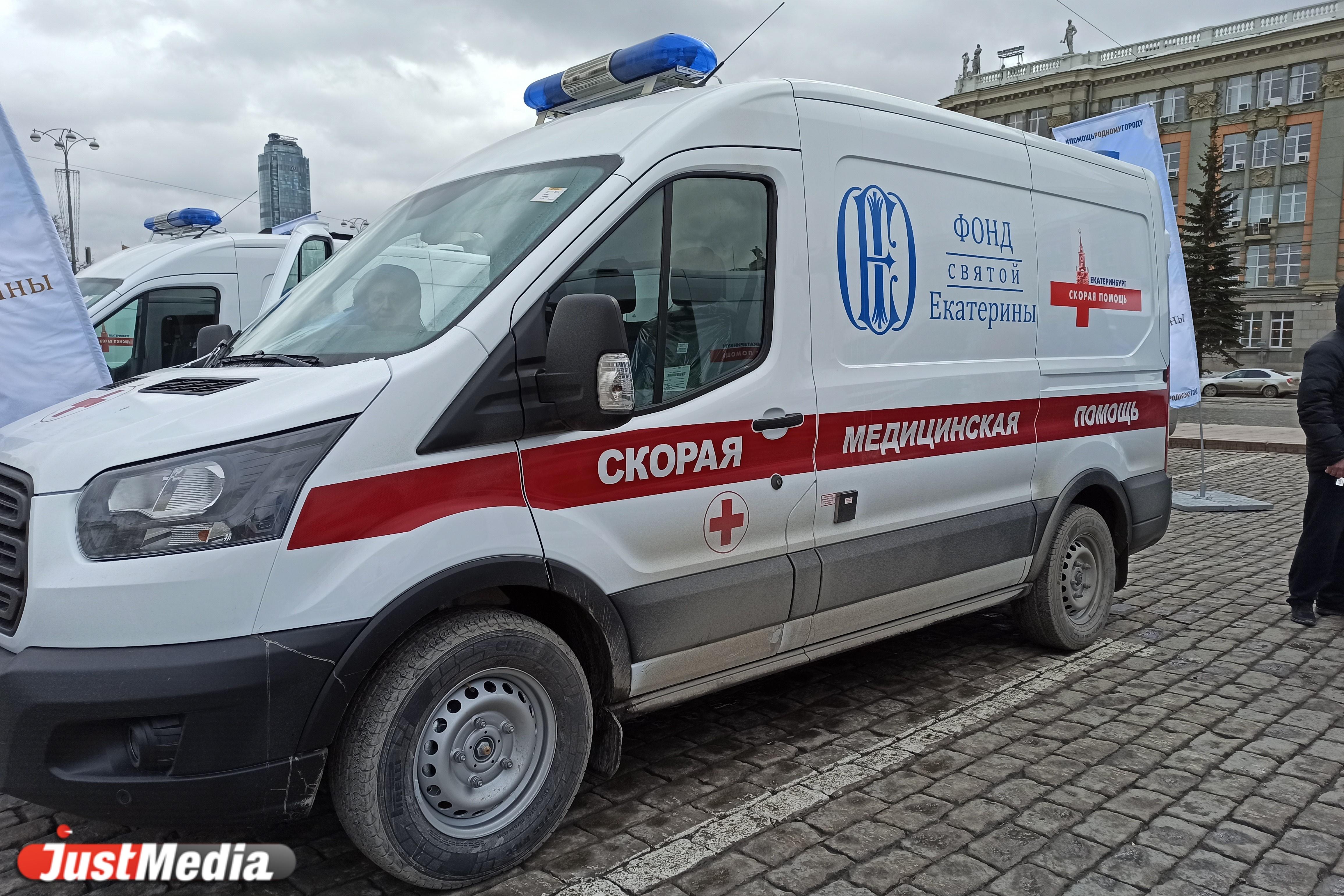 Скорая екатеринбург. Новые машины скорой помощи 2022. Машина скорой помощи Екатеринбург. Машина скорой помощи новый год. Новые машины скорой помощи 2021.