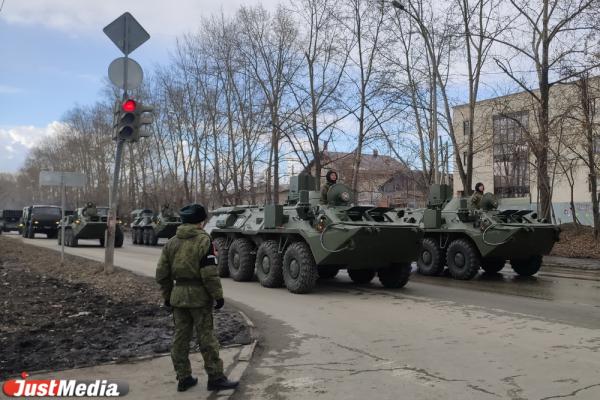 Танки, мотоциклы и даже беспилотники. В Екатеринбурге прошла первая репетиция парада Победы. ФОТО - Фото 2