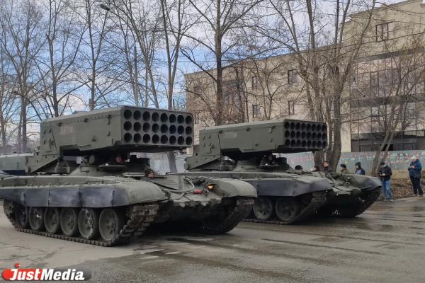 Танки, мотоциклы и даже беспилотники. В Екатеринбурге прошла первая репетиция парада Победы. ФОТО - Фото 3