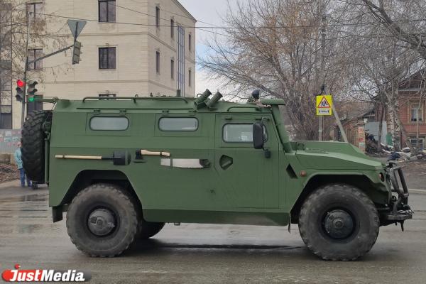 Танки, мотоциклы и даже беспилотники. В Екатеринбурге прошла первая репетиция парада Победы. ФОТО - Фото 4