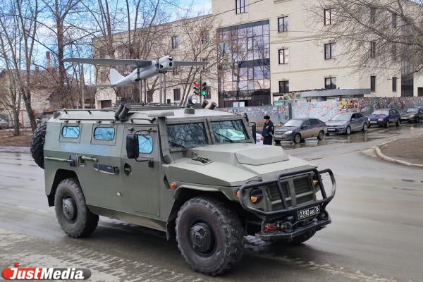 Танки, мотоциклы и даже беспилотники. В Екатеринбурге прошла первая репетиция парада Победы. ФОТО - Фото 6