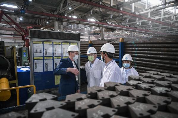 Евгений Куйвашев проинспектировал фабрику, пережившую коронакризис, благодаря поддержке областных властей - Фото 2