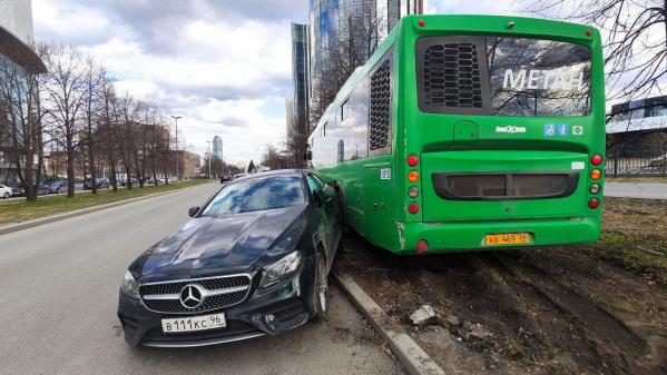 В центре Екатеринбурга столкнулись муниципальный автобус и «Мерседес» - Фото 2
