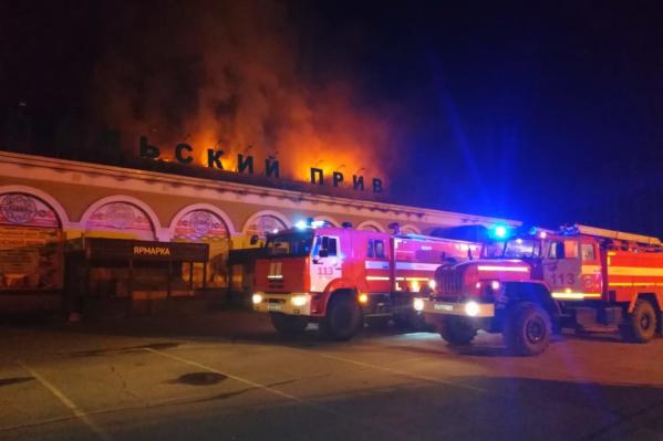 В Арамили сгорел торговый центр. Пожар тушили всю ночь - Фото 3