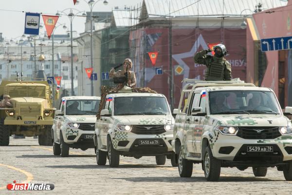 «Тигр» и «Терминатор». В Екатеринбурге на параде Победы представили новейшую военную технику - Фото 17