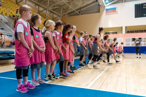 Юные баскетболистки из Верхней Пышмы и Екатеринбурга приняли участие в мастер-классе с тренерами «УГМК-Юниор» - Фото 2