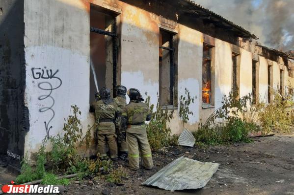 В центре Екатеринбурга новый крупный пожар: на Бажова горят мастерские художников - Фото 3