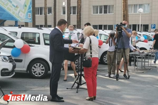 Губернатор вручил больницам региона ключи от 48 новых санитарных автомобилей - Фото 2