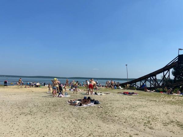 Красота и безумие на пляжах Екатеринбурга в самый жаркий день в году. Люди купаются с утками, вода цветет и пахнет - Фото 2