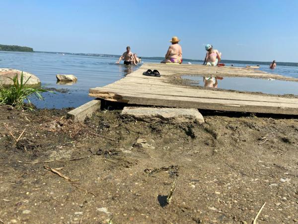 Красота и безумие на пляжах Екатеринбурга в самый жаркий день в году. Люди купаются с утками, вода цветет и пахнет - Фото 3