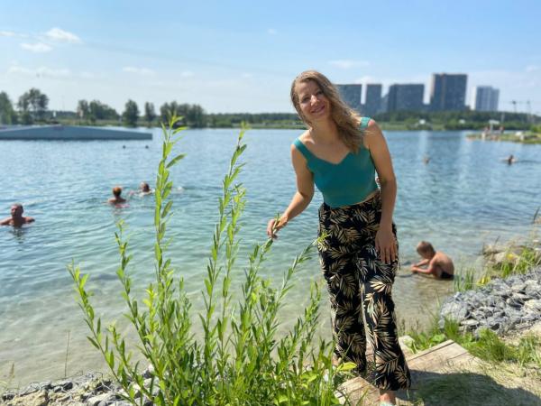 Красота и безумие на пляжах Екатеринбурга в самый жаркий день в году. Люди купаются с утками, вода цветет и пахнет - Фото 5