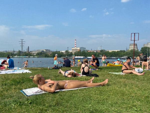 Красота и безумие на пляжах Екатеринбурга в самый жаркий день в году. Люди купаются с утками, вода цветет и пахнет - Фото 7