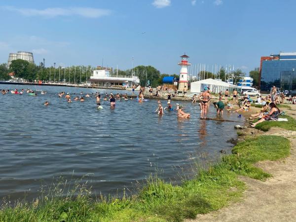 Красота и безумие на пляжах Екатеринбурга в самый жаркий день в году. Люди купаются с утками, вода цветет и пахнет - Фото 8