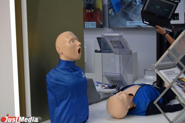 Свердловскому губернатору показали главные стенды ИННОПРОМа: лекарство от ковида, модный итальянский вертолет и троллейбус на батарейках  - Фото 2