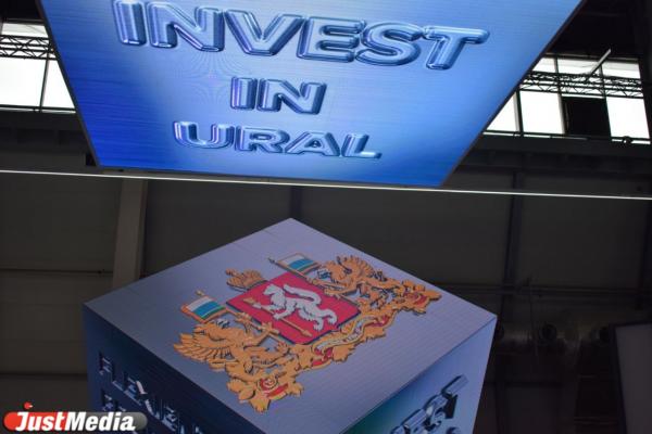 Свердловскому губернатору показали главные стенды ИННОПРОМа: лекарство от ковида, модный итальянский вертолет и троллейбус на батарейках  - Фото 3