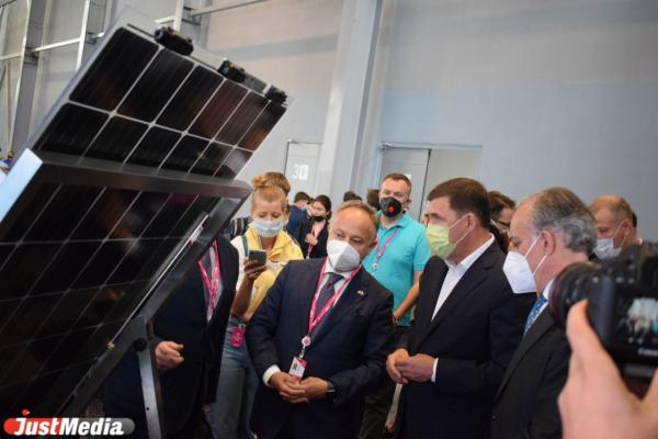 Свердловскому губернатору показали главные стенды ИННОПРОМа: лекарство от ковида, модный итальянский вертолет и троллейбус на батарейках  - Фото 5