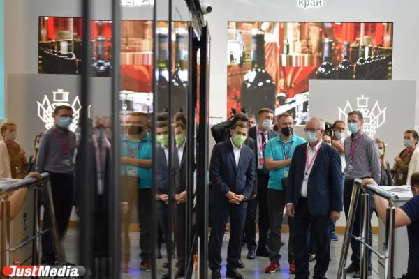 Свердловскому губернатору показали главные стенды ИННОПРОМа: лекарство от ковида, модный итальянский вертолет и троллейбус на батарейках  - Фото 6