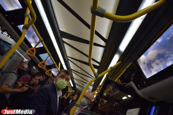 Свердловскому губернатору показали главные стенды ИННОПРОМа: лекарство от ковида, модный итальянский вертолет и троллейбус на батарейках  - Фото 12