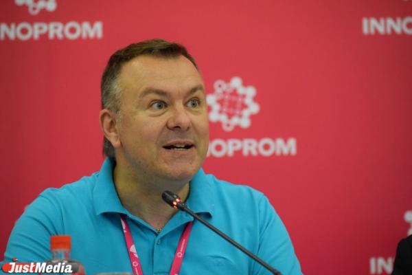 Свердловскому губернатору показали главные стенды ИННОПРОМа: лекарство от ковида, модный итальянский вертолет и троллейбус на батарейках  - Фото 14