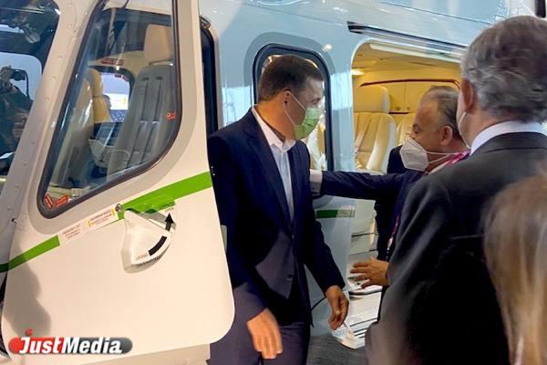 Свердловскому губернатору показали главные стенды ИННОПРОМа: лекарство от ковида, модный итальянский вертолет и троллейбус на батарейках - Фото 4