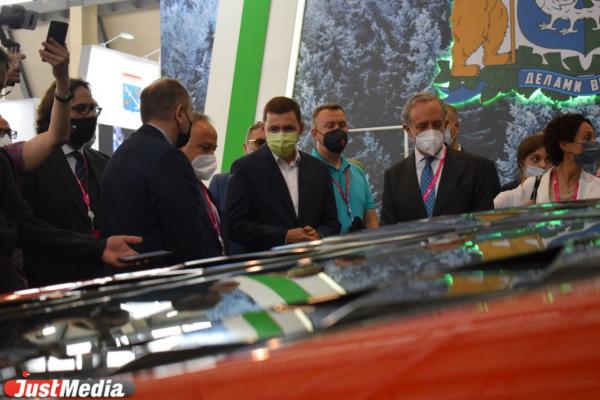 Свердловскому губернатору показали главные стенды ИННОПРОМа: лекарство от ковида, модный итальянский вертолет и троллейбус на батарейках  - Фото 10