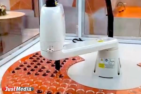 Свердловскому губернатору показали главные стенды ИННОПРОМа: лекарство от ковида, модный итальянский вертолет и троллейбус на батарейках - Фото 8