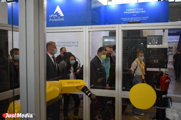 Свердловскому губернатору показали главные стенды ИННОПРОМа: лекарство от ковида, модный итальянский вертолет и троллейбус на батарейках  - Фото 7