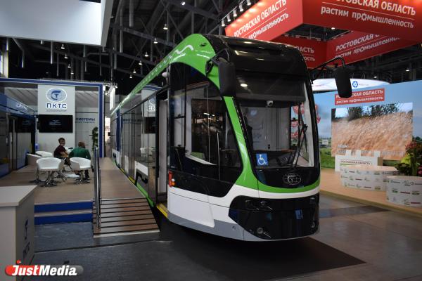 Свердловскому губернатору показали главные стенды ИННОПРОМа: лекарство от ковида, модный итальянский вертолет и троллейбус на батарейках  - Фото 13