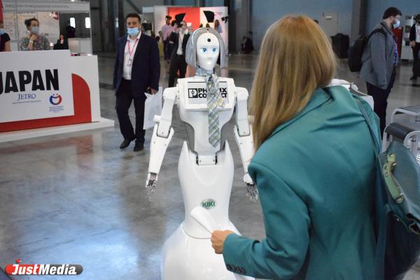 Добрые роботы ИННОПРОМа. На выставке можно сделать селфи с коровой-биороботом, роботом-эрудитом и роботом-барменом  - Фото 5