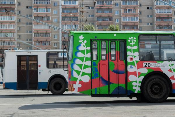 «Драконий» троллейбус от художницы STENOGRAFFIA вышел на рейс по Екатеринбургу  - Фото 2