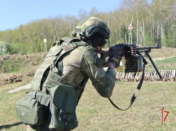 Военные провели масштабные учения в Новоуральске с вертолетом, стрельбой и погоней. Бандиты ликвидированы - Фото 4